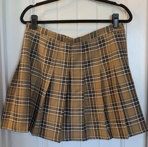 Wild Fable // Plaid Pleated Mini Skirt in Tan and Black // Large